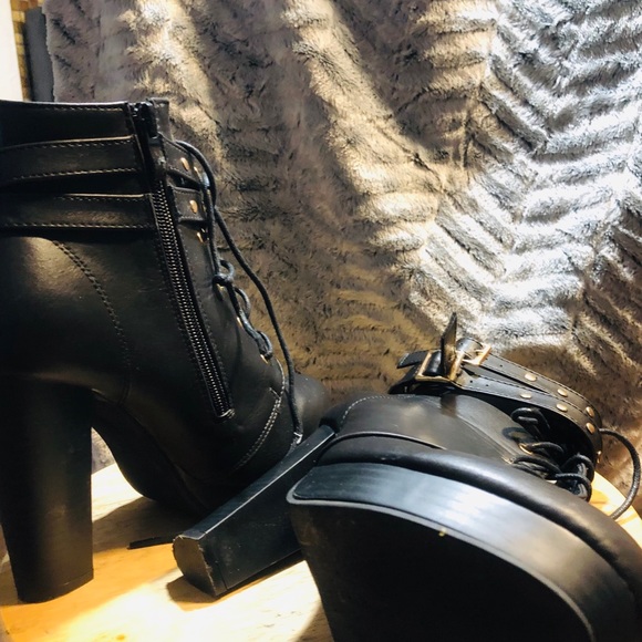 Stylish ankle boot with heel - Picture 4 of 5